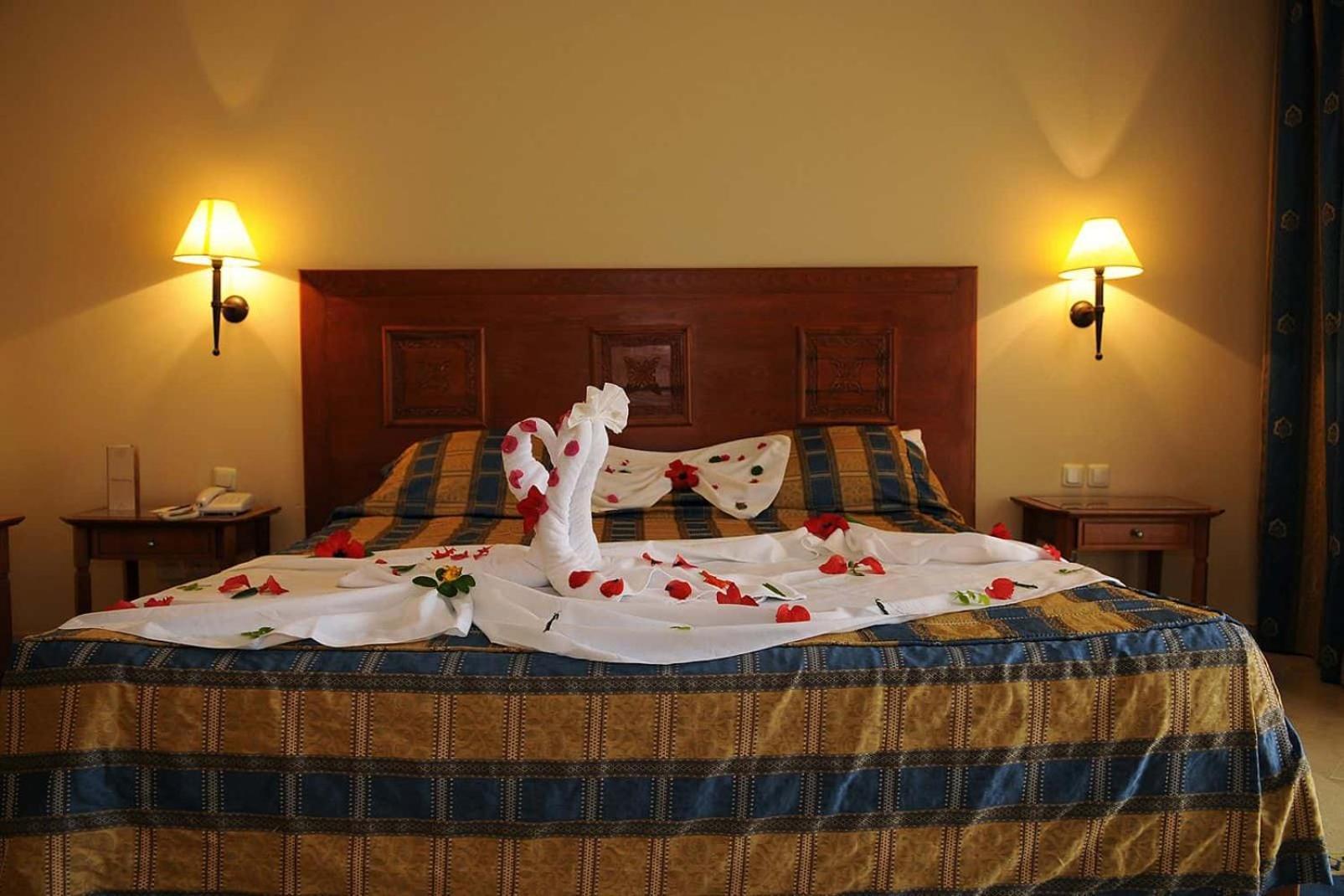 Alhambra Thalasso Χαμμαμέτ Εξωτερικό φωτογραφία A bed with a swan made of towels
