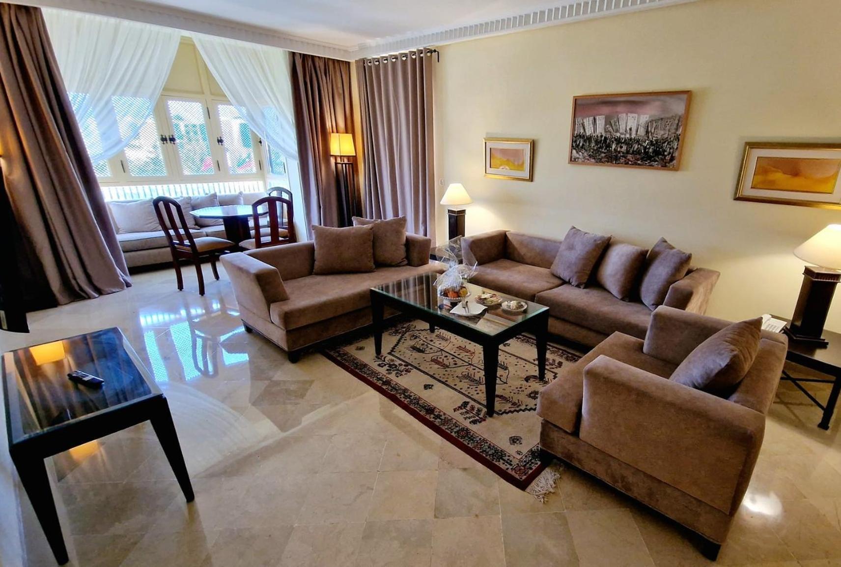 Alhambra Thalasso Χαμμαμέτ Εξωτερικό φωτογραφία A living room in a hotel suite