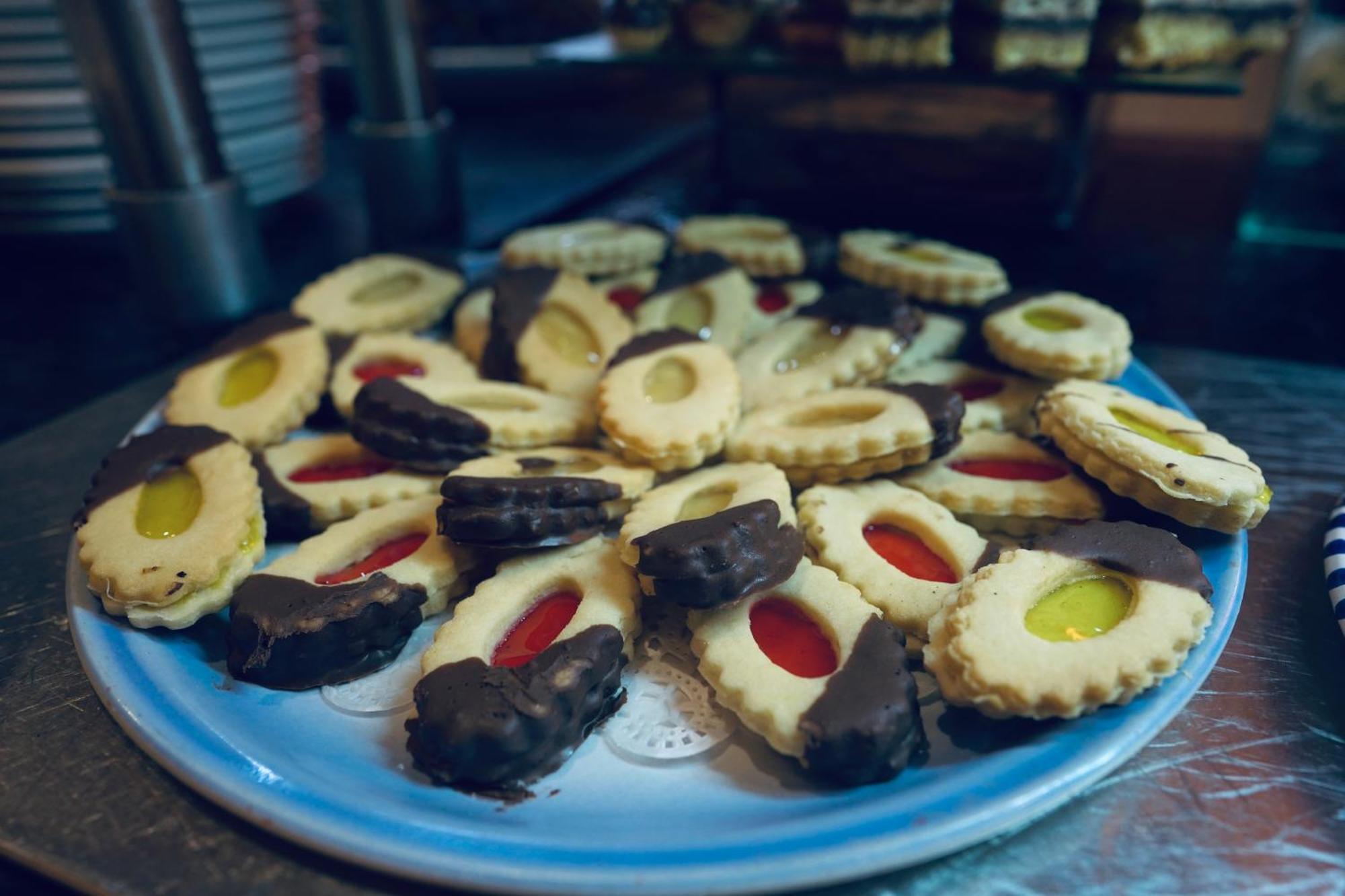 Alhambra Thalasso Χαμμαμέτ Εξωτερικό φωτογραφία A plate of chocolate-covered and plain stained glass cookies