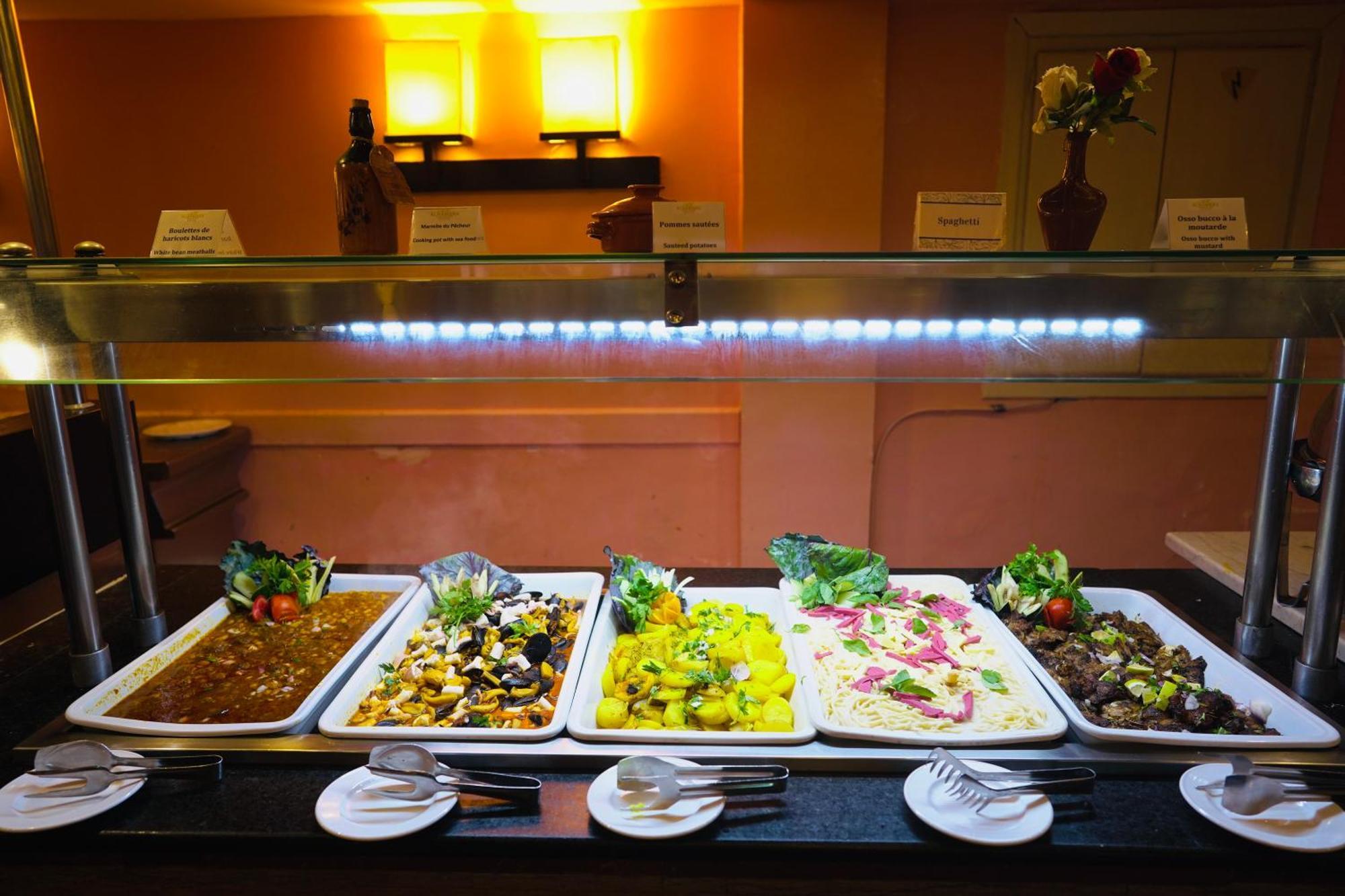 Alhambra Thalasso Χαμμαμέτ Εξωτερικό φωτογραφία A buffet at a hotel