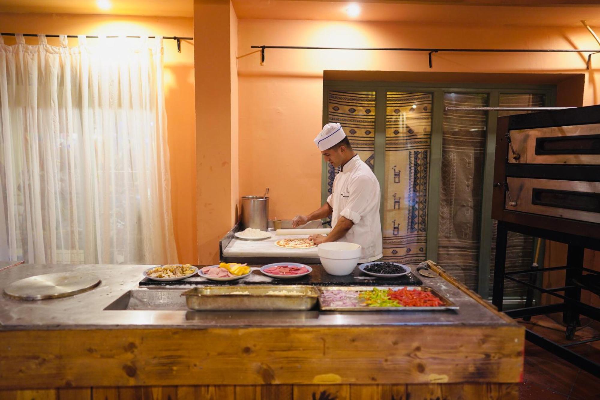 Alhambra Thalasso Χαμμαμέτ Εξωτερικό φωτογραφία A Thai chef preparing food