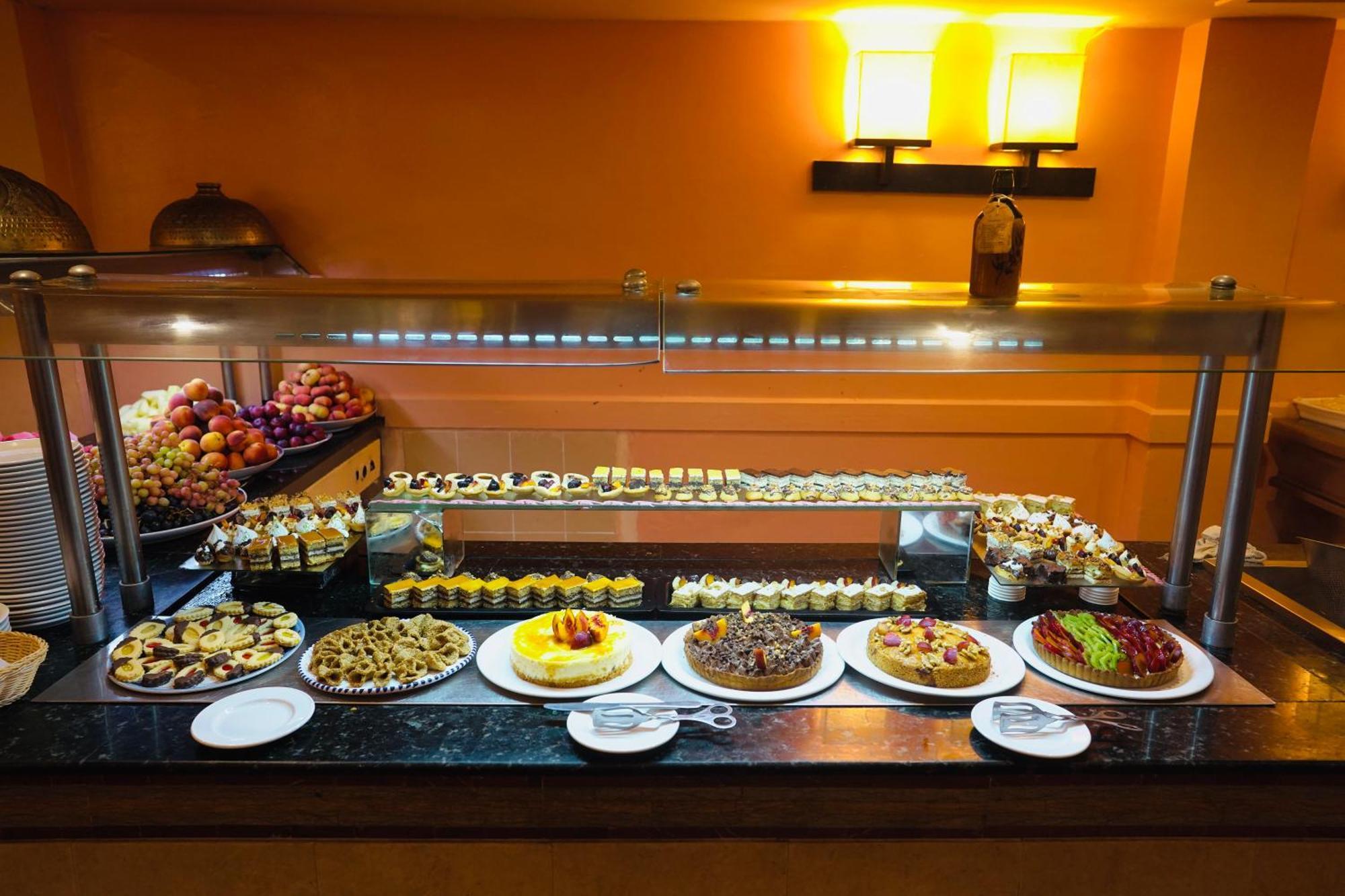 Alhambra Thalasso Χαμμαμέτ Εξωτερικό φωτογραφία A dessert buffet