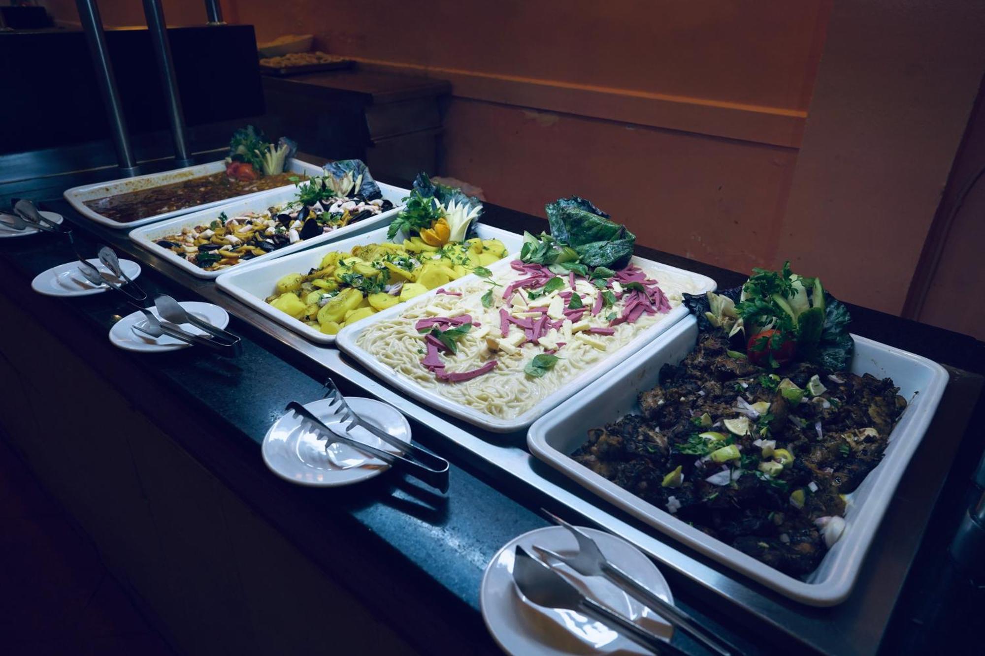 Alhambra Thalasso Χαμμαμέτ Εξωτερικό φωτογραφία A selection of Greek salads